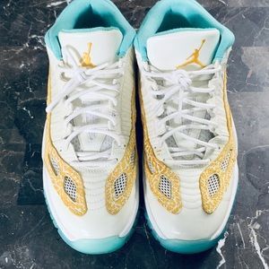 Men’s Jordan Vent 11s size 9